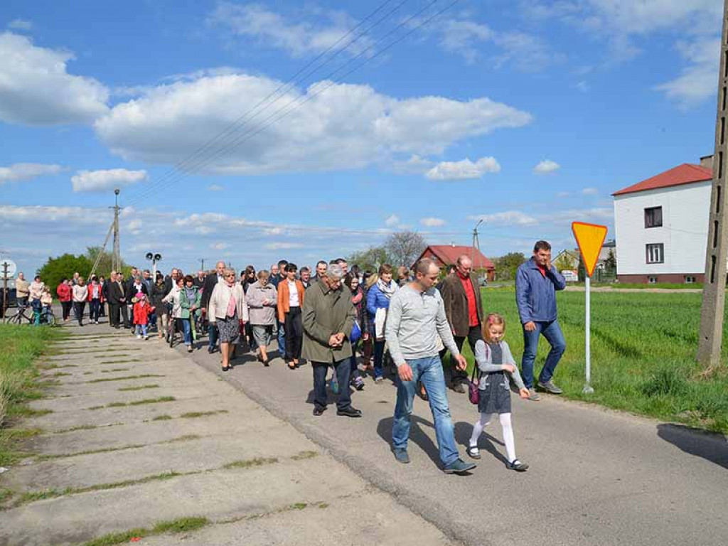 Uroczystość poswięcenia pól w Białej