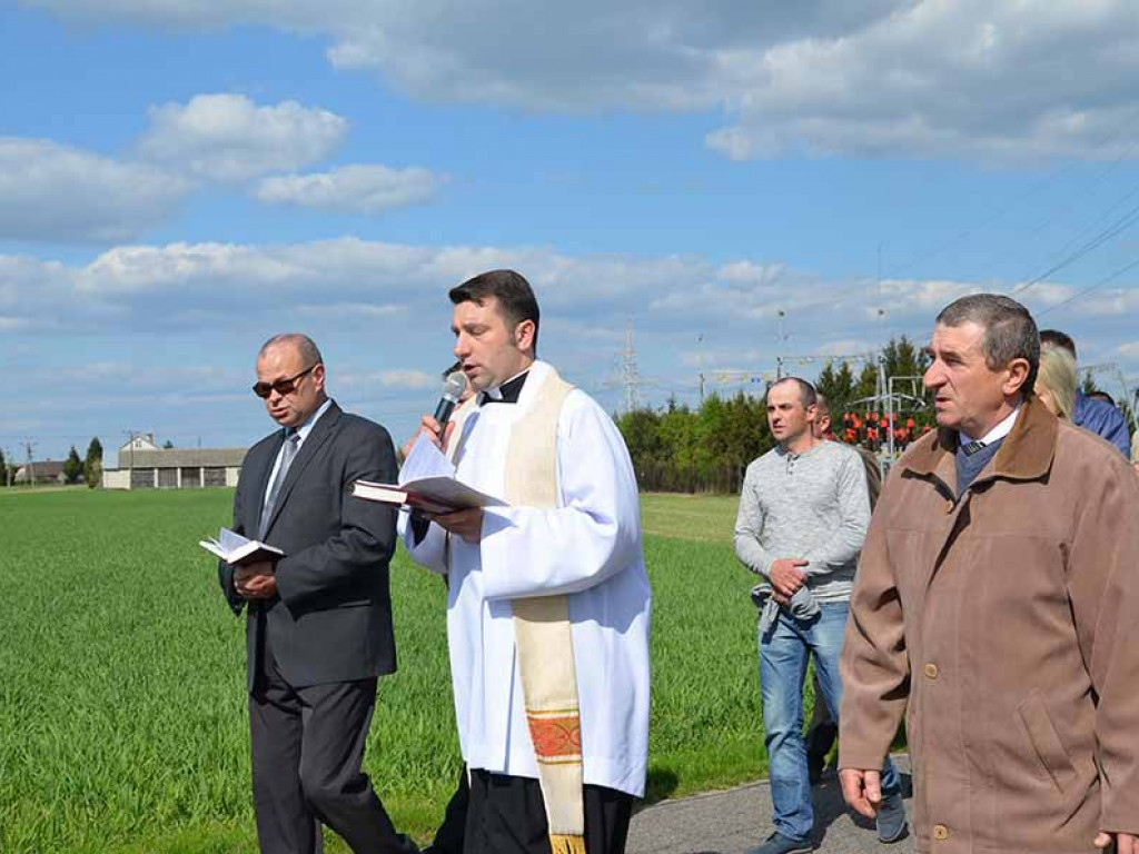 Uroczystość poswięcenia pól w Białej