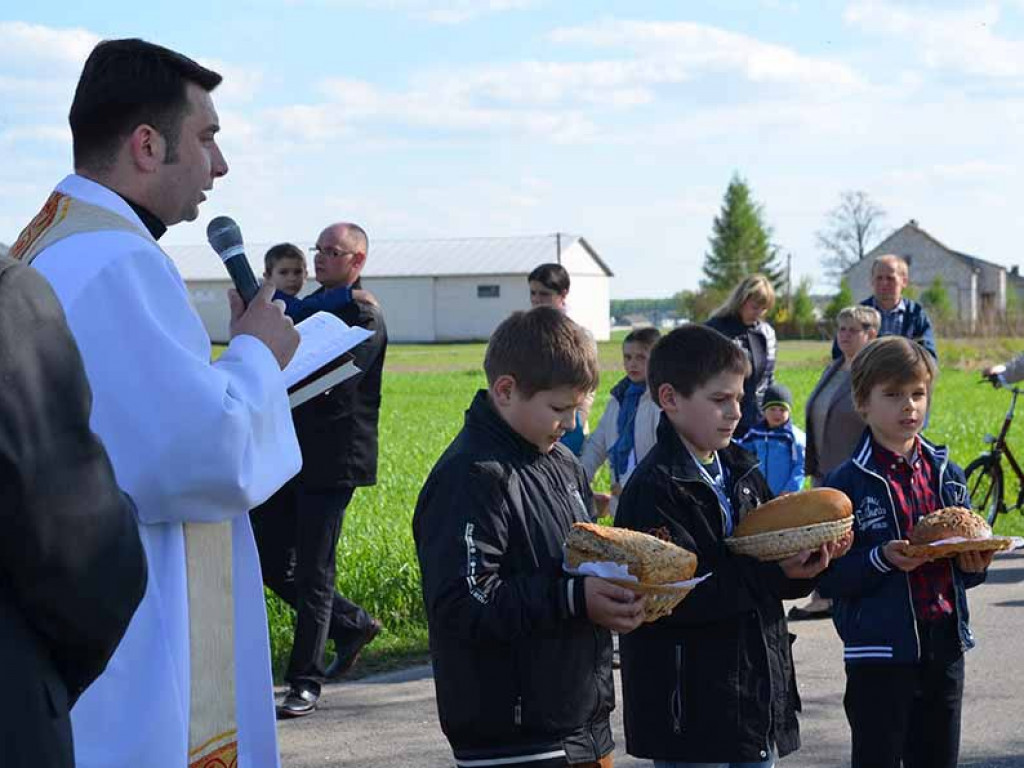 Uroczystość poswięcenia pól w Białej