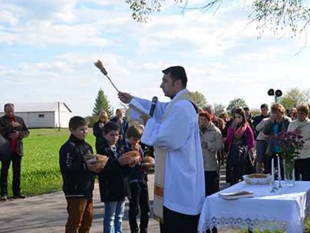 Uroczystość poswięcenia pól w Białej