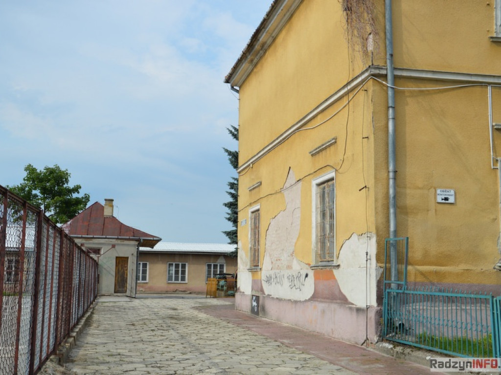 Kto kupi szkołę?