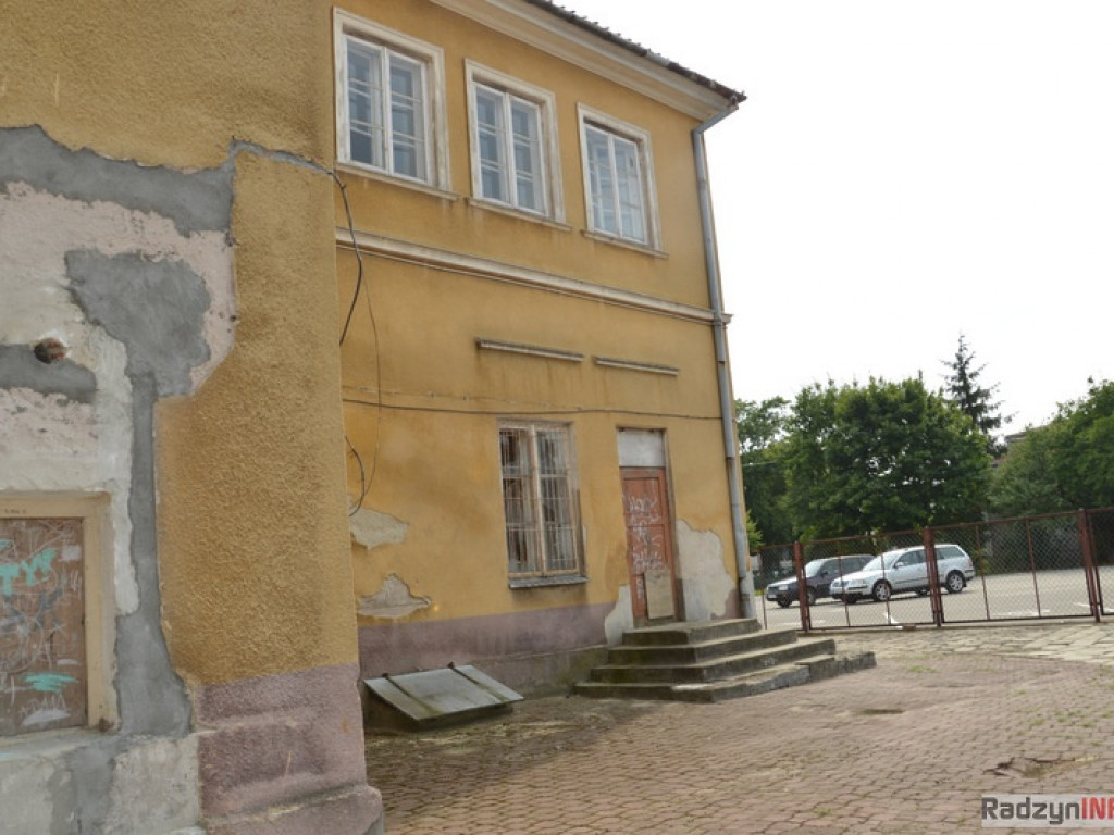 Kto kupi szkołę?