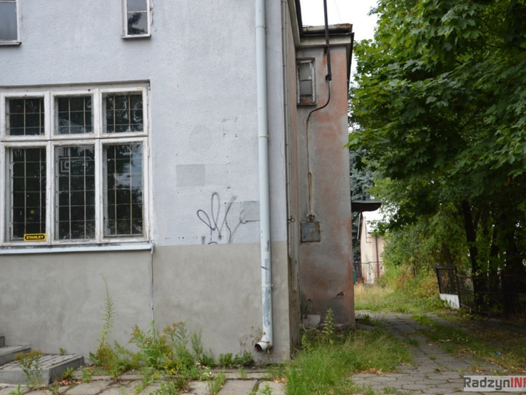 Kto kupi szkołę?
