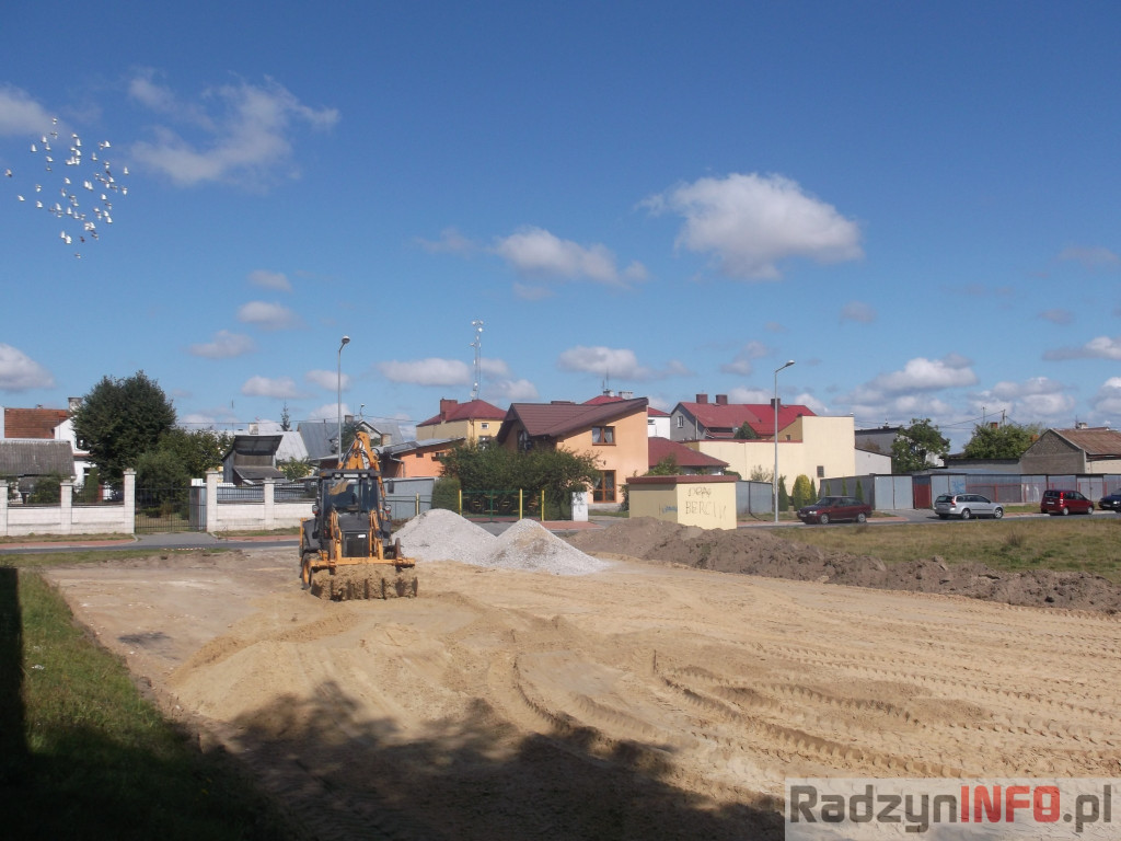 Zdjęcia z budowy parkingu przy basenie i ZSP