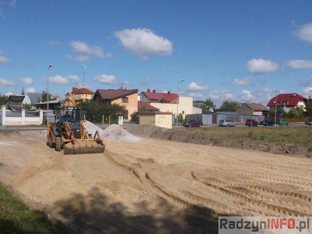 Zdjęcia z budowy parkingu przy basenie i ZSP