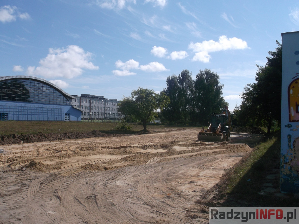 Zdjęcia z budowy parkingu przy basenie i ZSP