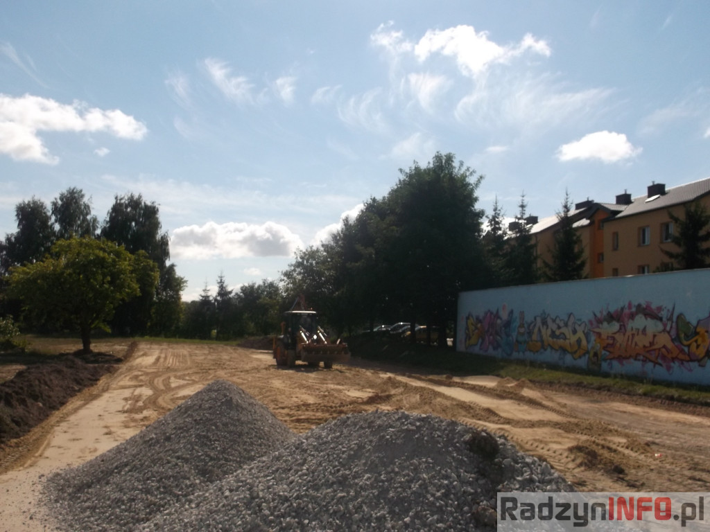 Zdjęcia z budowy parkingu przy basenie i ZSP