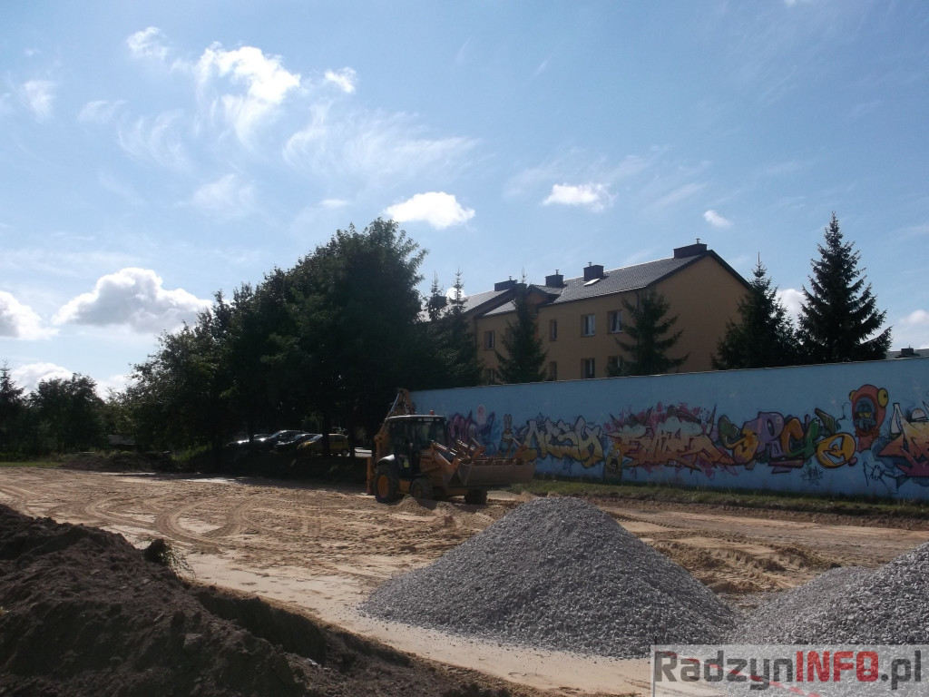Zdjęcia z budowy parkingu przy basenie i ZSP