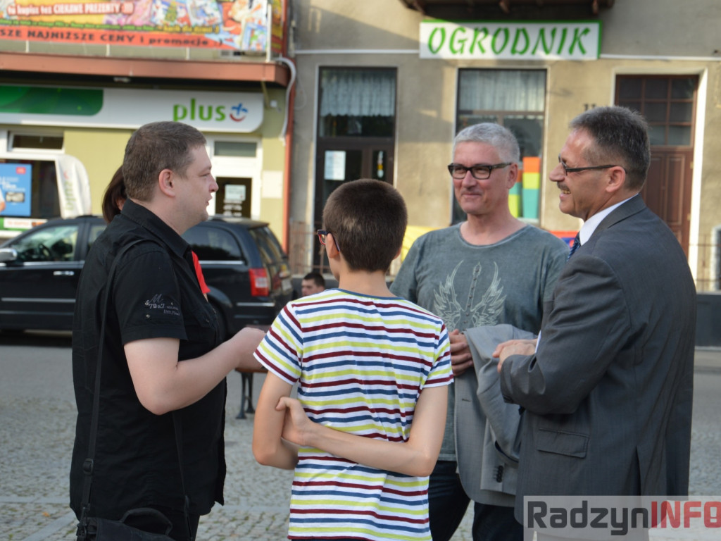 Artur Orzech odsłonił swoją tabliczkę na radzyńskim Skwerze Podróżników