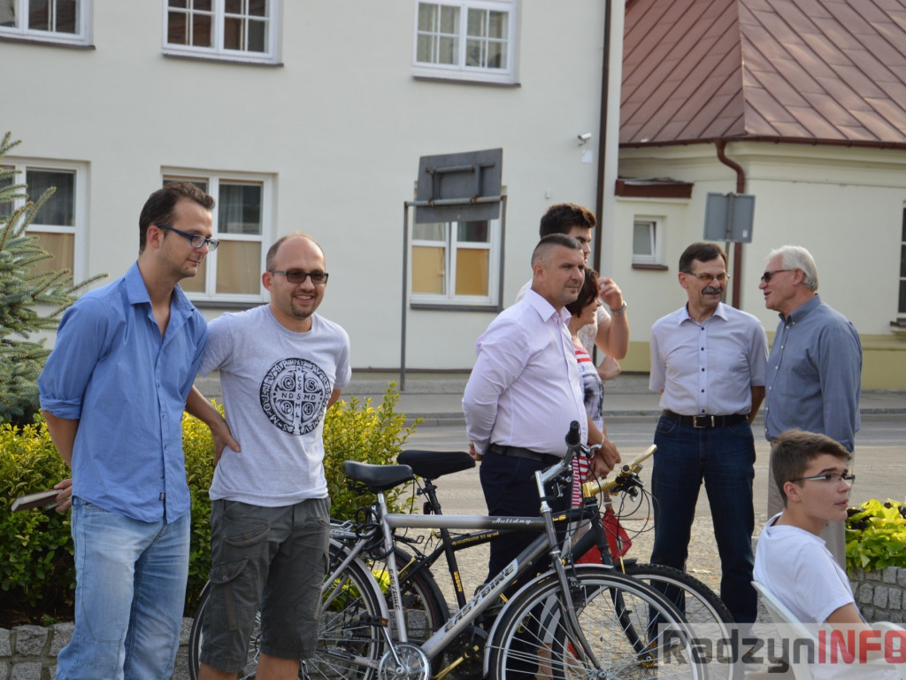 Artur Orzech odsłonił swoją tabliczkę na radzyńskim Skwerze Podróżników