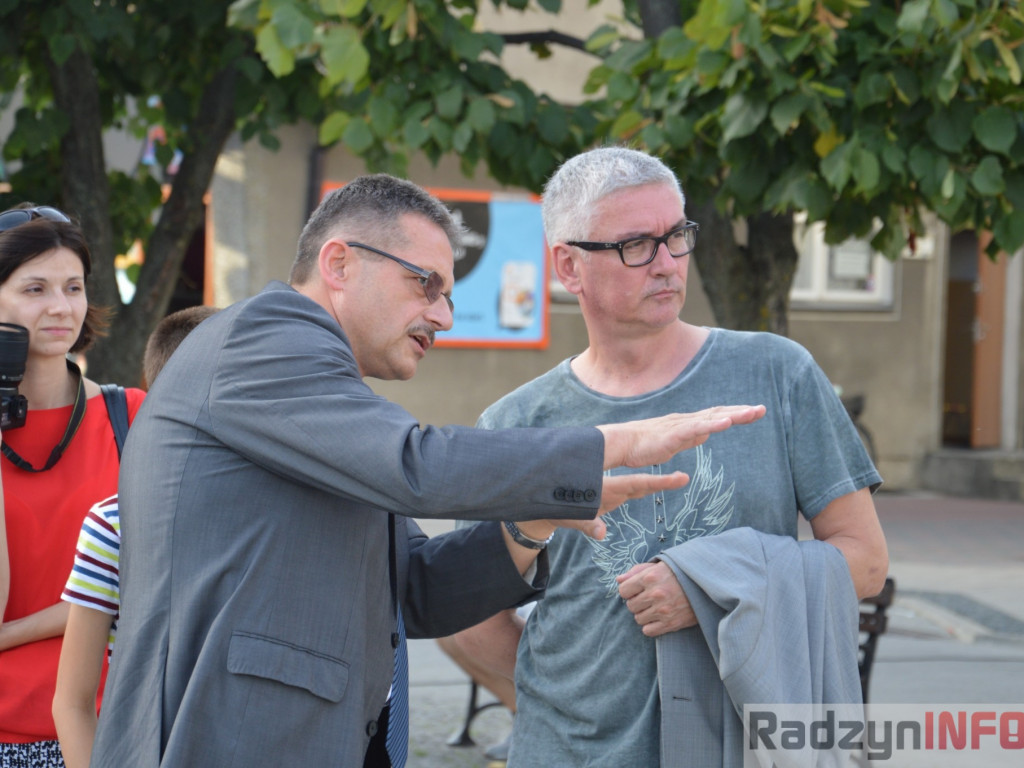 Artur Orzech odsłonił swoją tabliczkę na radzyńskim Skwerze Podróżników