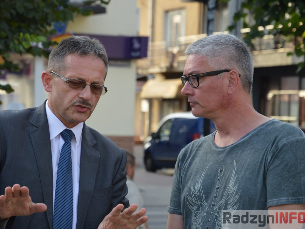 Artur Orzech odsłonił swoją tabliczkę na radzyńskim Skwerze Podróżników