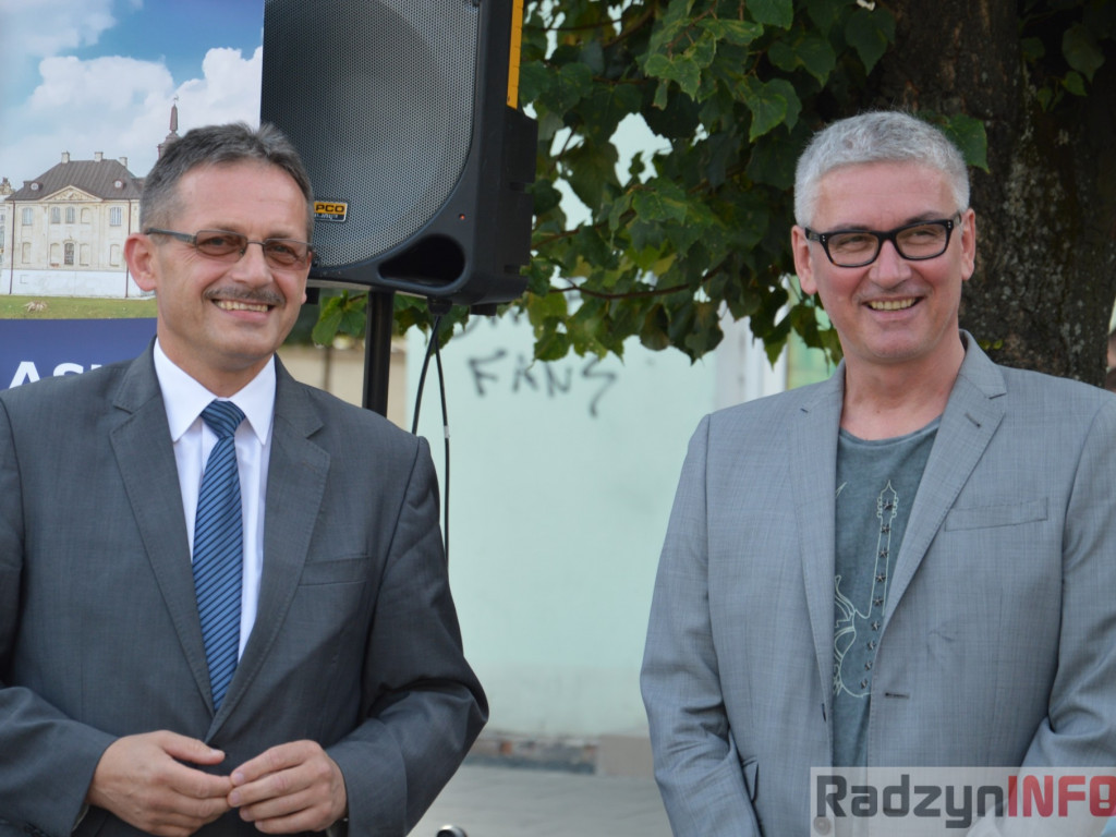 Artur Orzech odsłonił swoją tabliczkę na radzyńskim Skwerze Podróżników