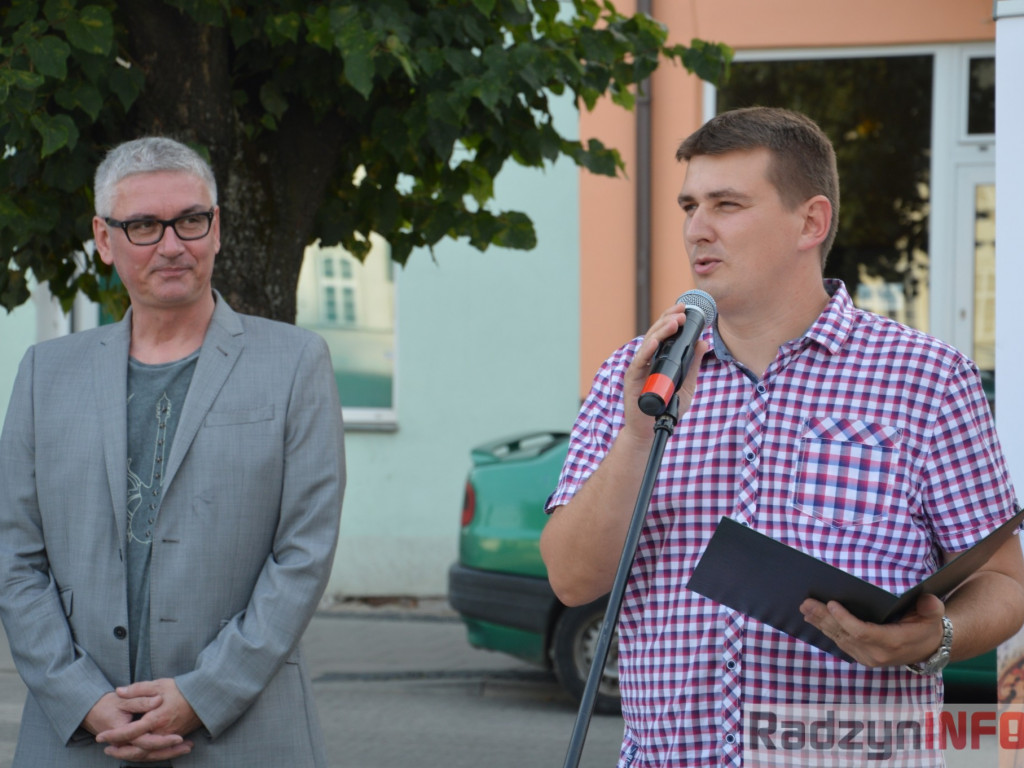 Artur Orzech odsłonił swoją tabliczkę na radzyńskim Skwerze Podróżników