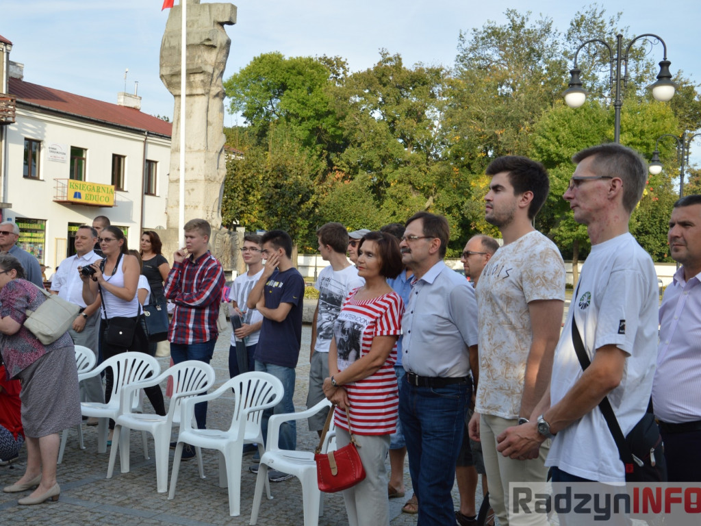 Artur Orzech odsłonił swoją tabliczkę na radzyńskim Skwerze Podróżników