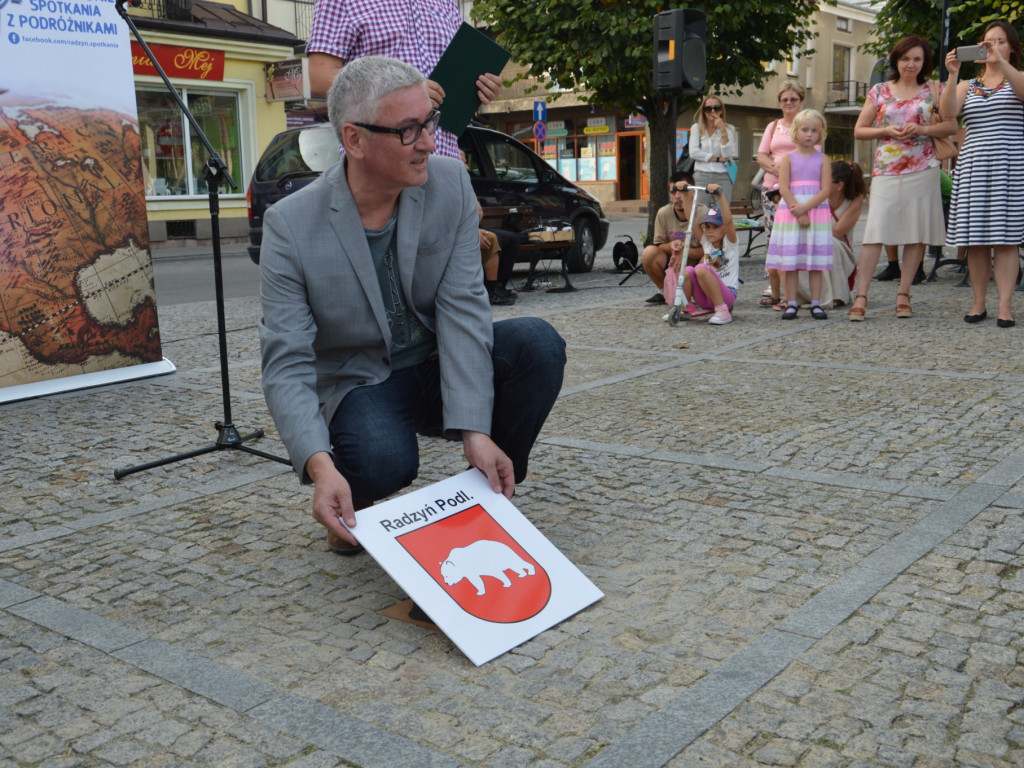 Artur Orzech odsłonił swoją tabliczkę na radzyńskim Skwerze Podróżników