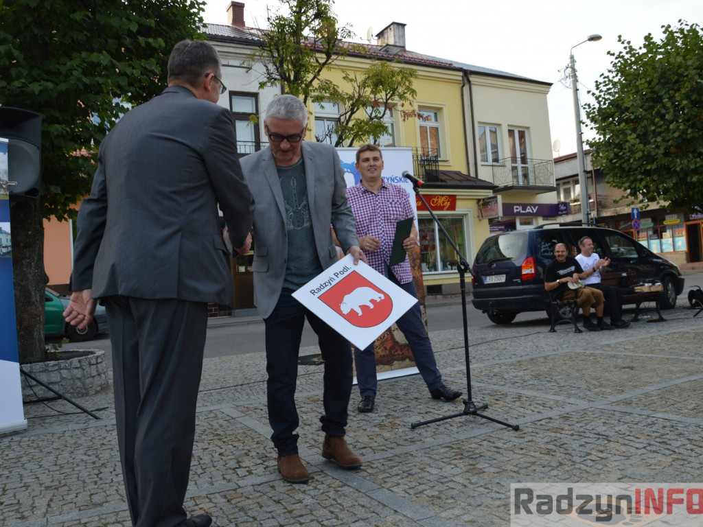 Artur Orzech odsłonił swoją tabliczkę na radzyńskim Skwerze Podróżników