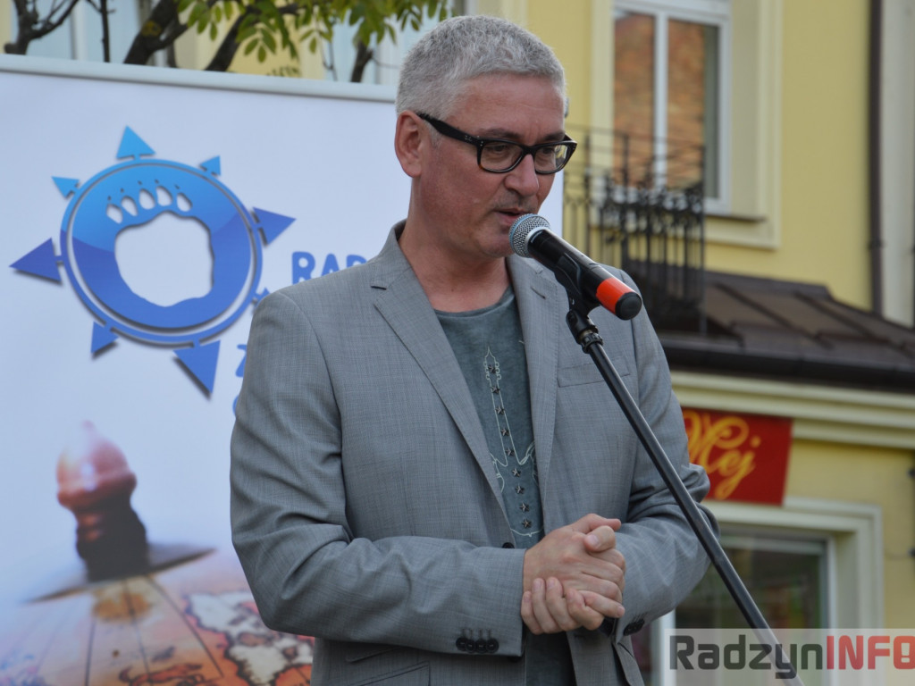 Artur Orzech odsłonił swoją tabliczkę na radzyńskim Skwerze Podróżników