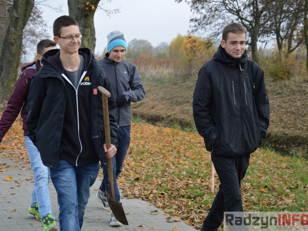 Uczniowie  I LO posadzili drzewka