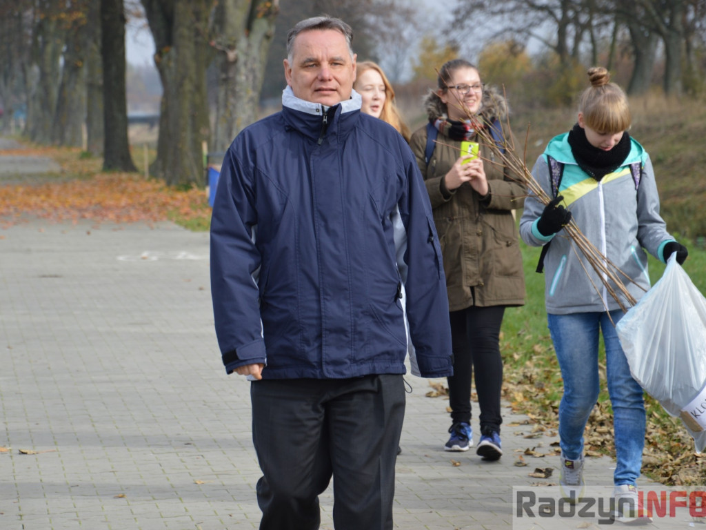 Uczniowie  I LO posadzili drzewka