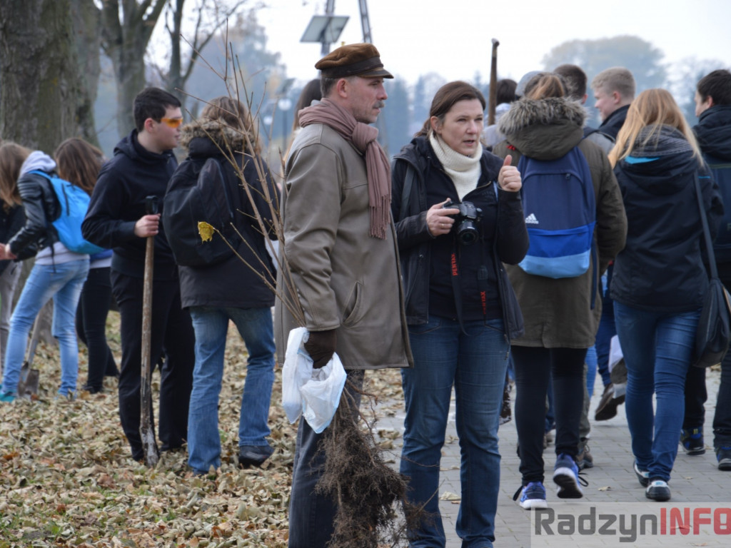 Uczniowie  I LO posadzili drzewka