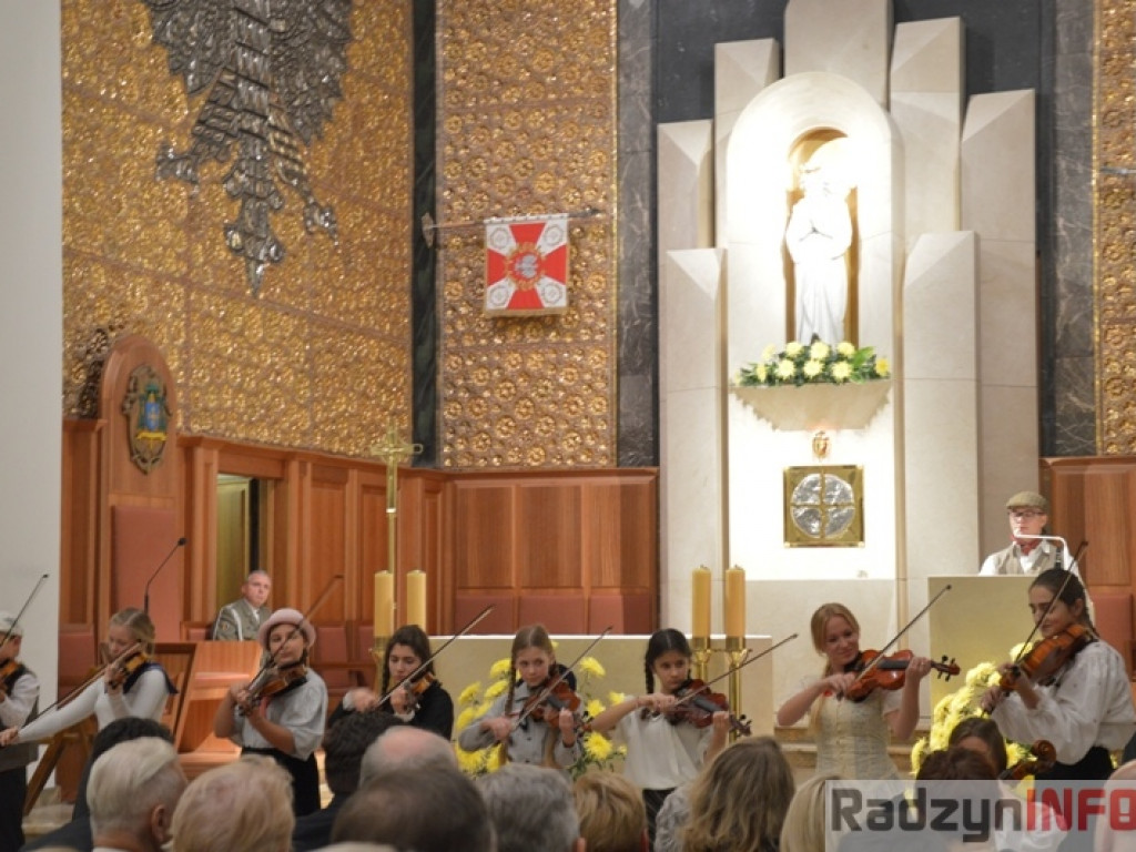 Msza św. w intencji Orląt Lwowskich w Katedrze Polowej Wojska Polskiego w Warszawie z udziałem Gimnazjum nr 1