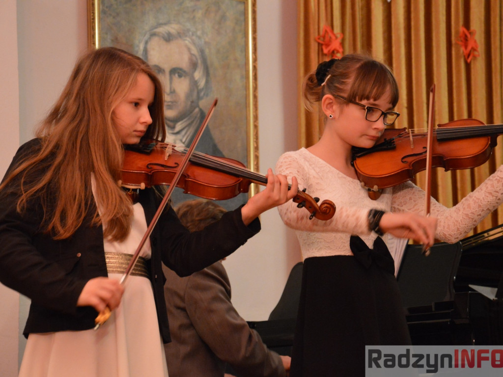 Kolędowanie w Państwowej Szkole Muzycznej w Radzyniu Podlaskim