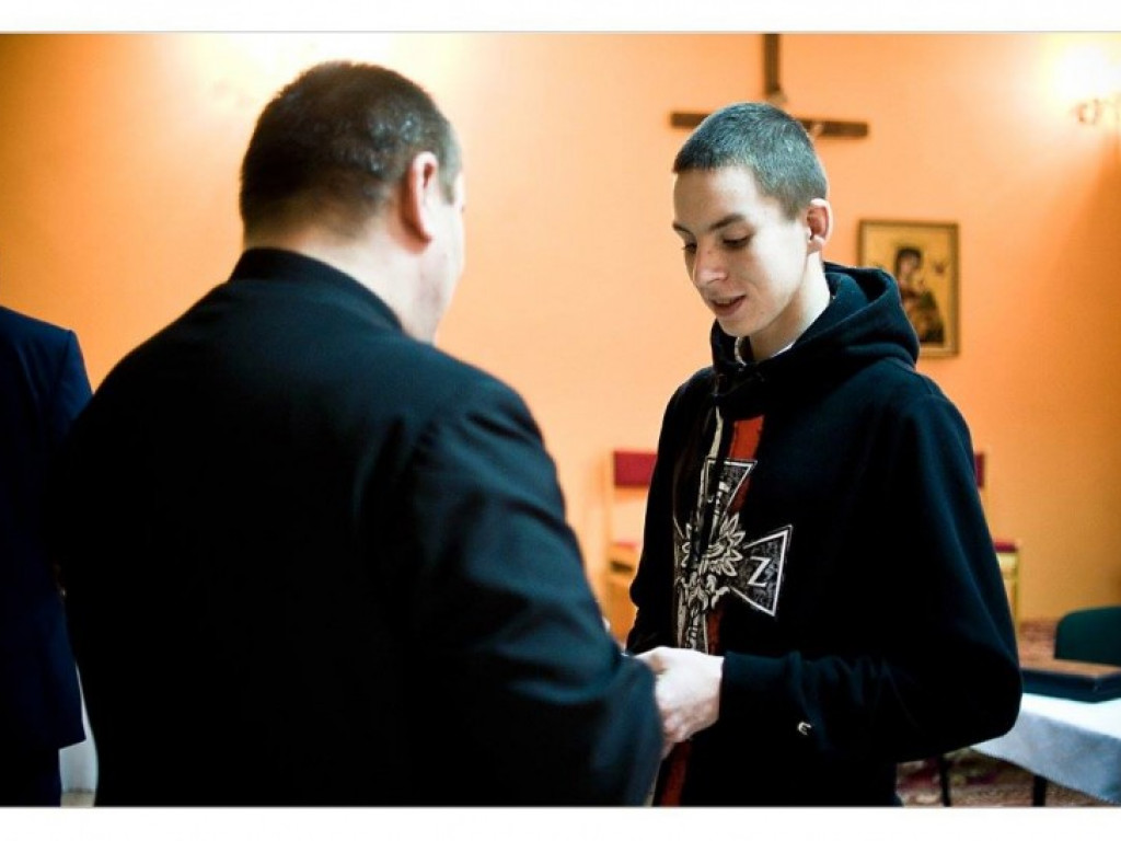 Maciej Michniewicz wypełnia kwestionariusz Prousta