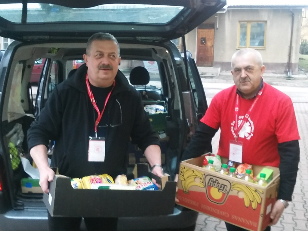Młodzież na szóstkę, zbierała dary dla potrzebujących