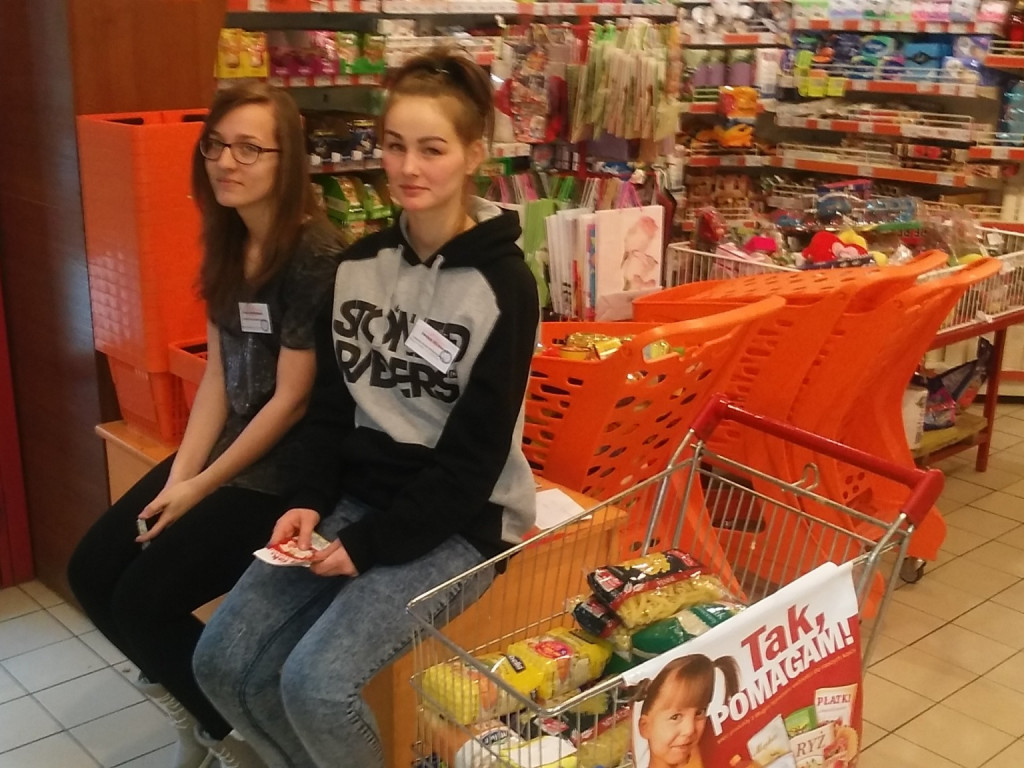 Młodzież na szóstkę, zbierała dary dla potrzebujących