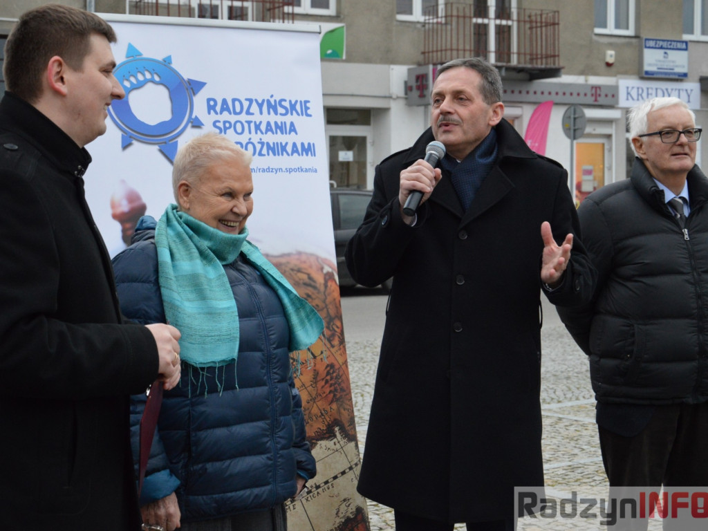 Elżbieta Dzikowska odsłoniła tabliczkę na Skwerze Podróżników
