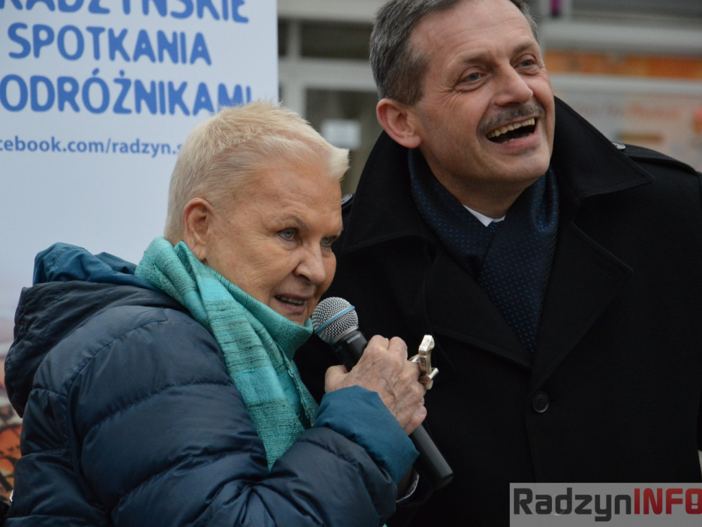 Elżbieta Dzikowska odsłoniła tabliczkę na Skwerze Podróżników