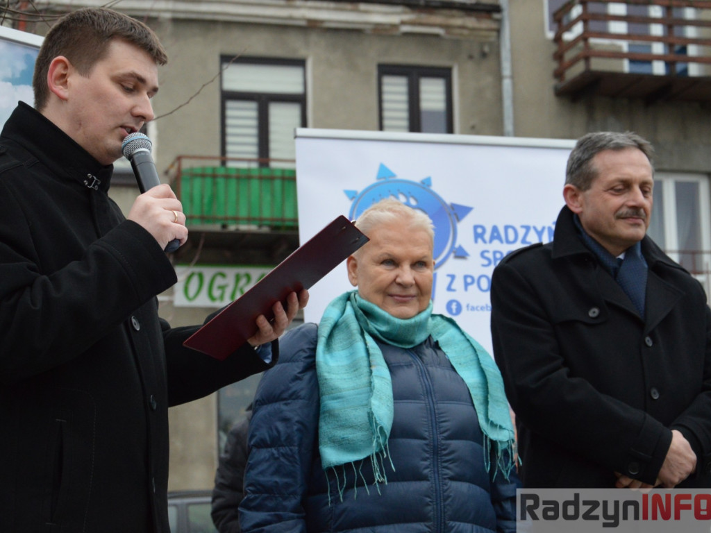 Elżbieta Dzikowska odsłoniła tabliczkę na Skwerze Podróżników