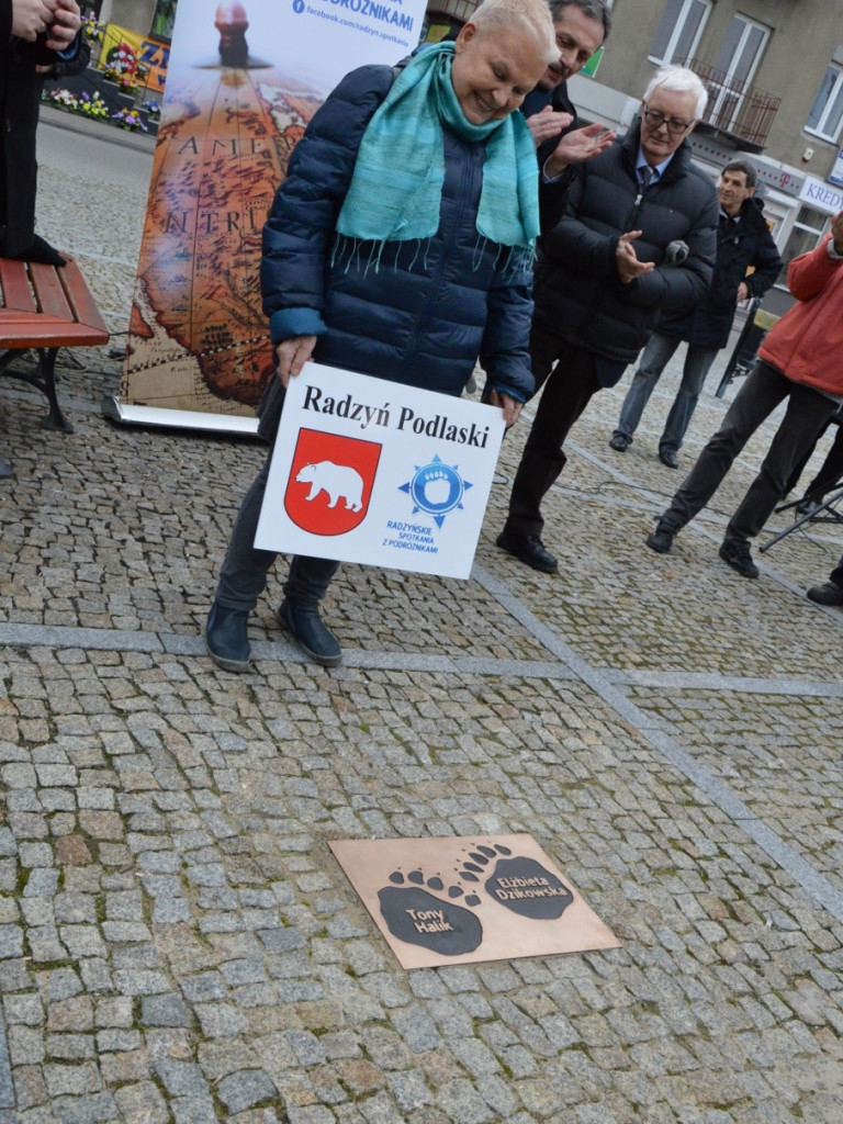 Elżbieta Dzikowska odsłoniła tabliczkę na Skwerze Podróżników