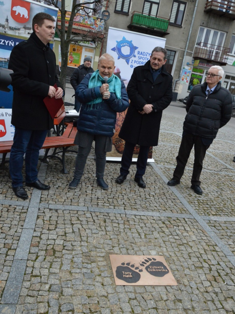 Elżbieta Dzikowska odsłoniła tabliczkę na Skwerze Podróżników