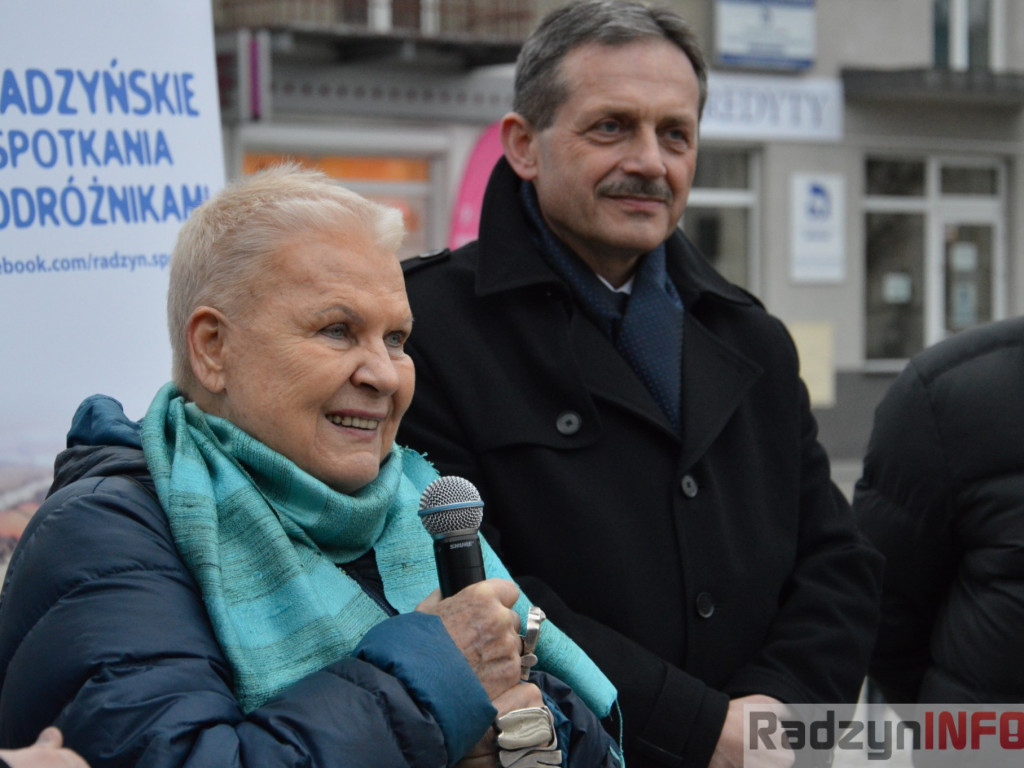 Elżbieta Dzikowska odsłoniła tabliczkę na Skwerze Podróżników