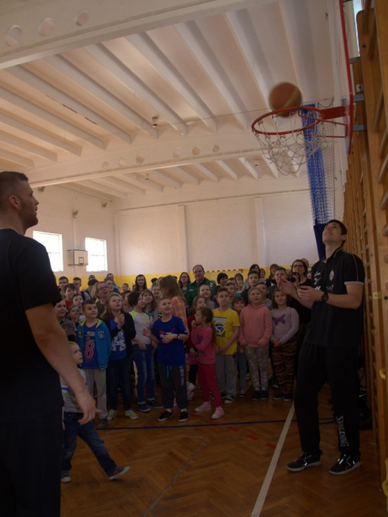 Spotkanie z koszykarzami Startu Lublin w Zespole Szkół w Białce