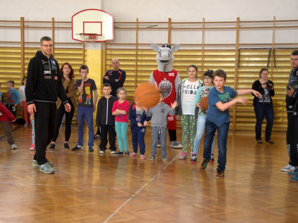 Spotkanie z koszykarzami Startu Lublin w Zespole Szkół w Białce