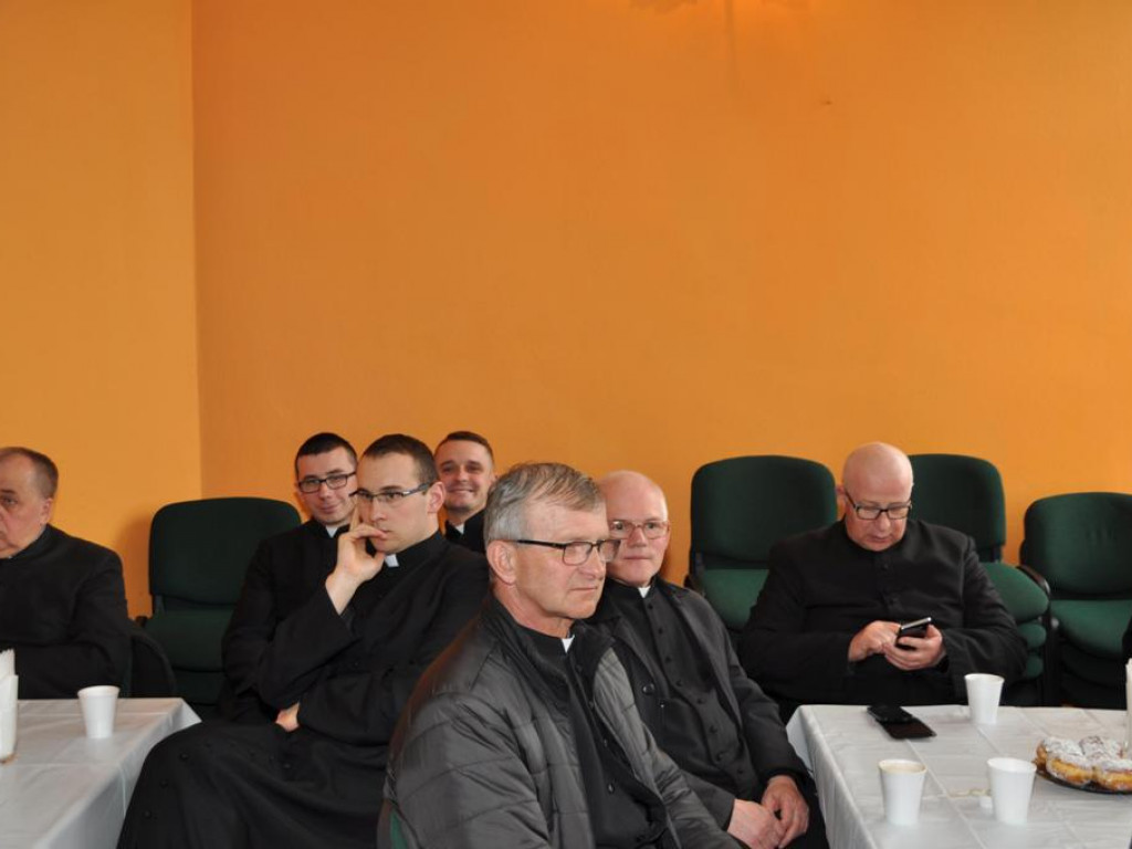 Spotkanie księży  z władzami samorządowymi i służbami