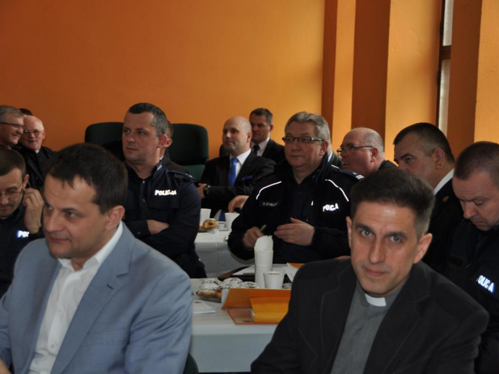 Spotkanie księży  z władzami samorządowymi i służbami