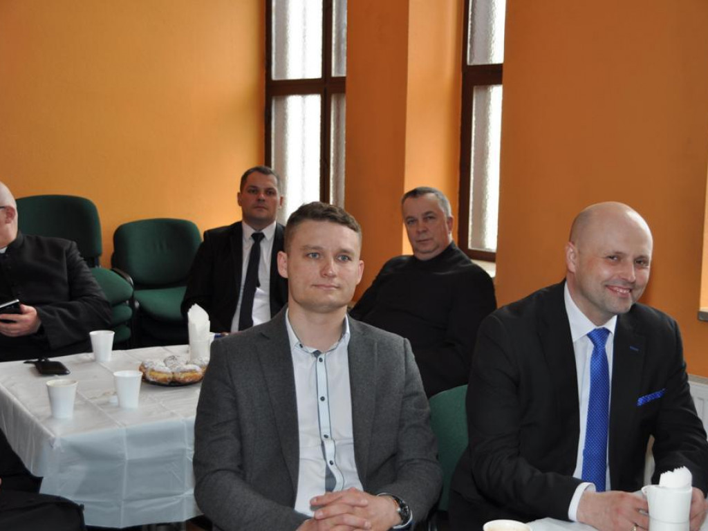 Spotkanie księży  z władzami samorządowymi i służbami