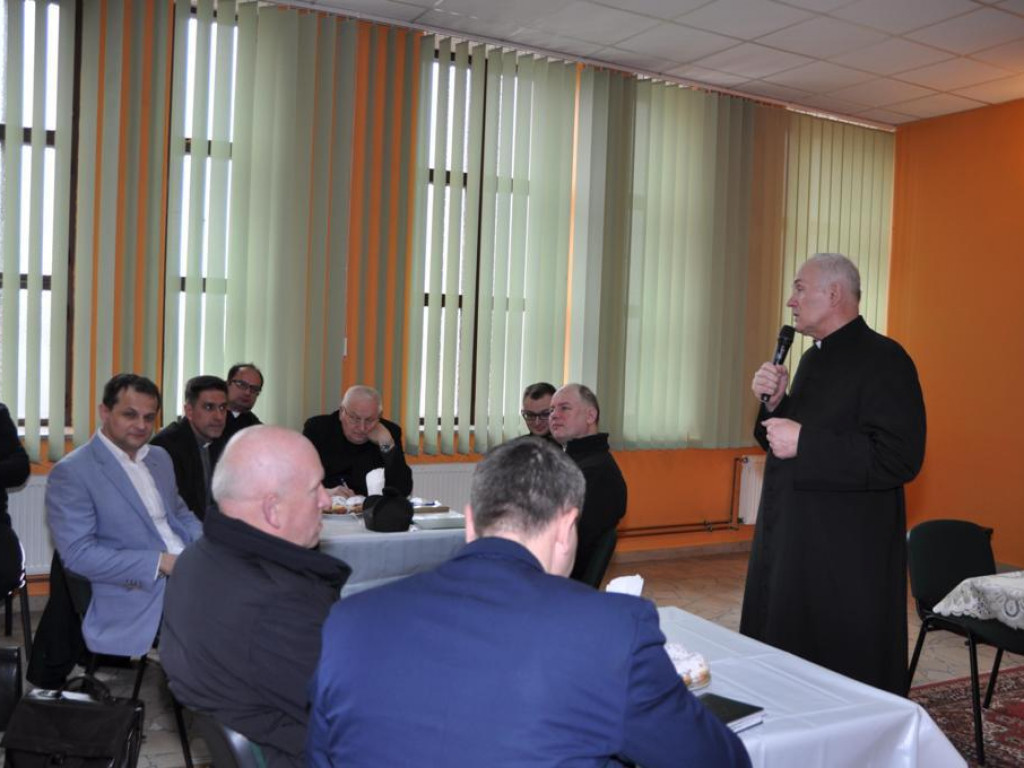Spotkanie księży  z władzami samorządowymi i służbami