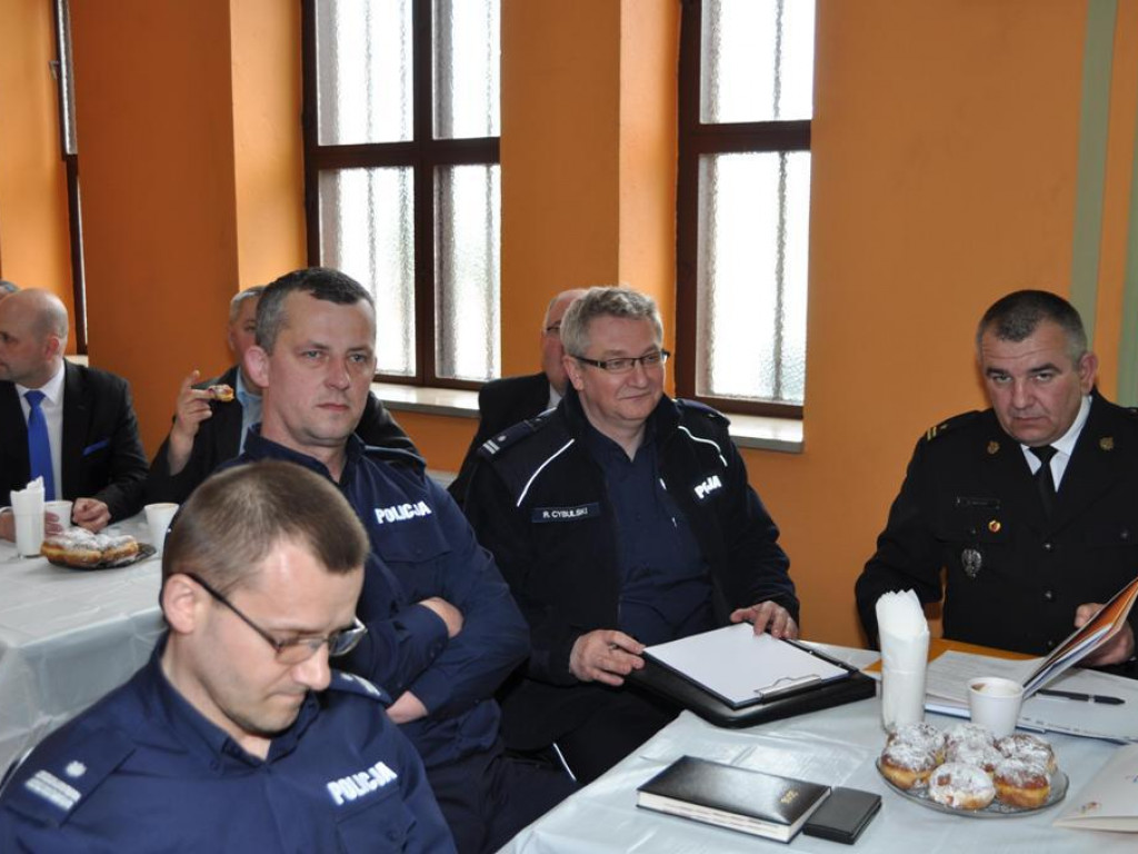 Spotkanie księży  z władzami samorządowymi i służbami