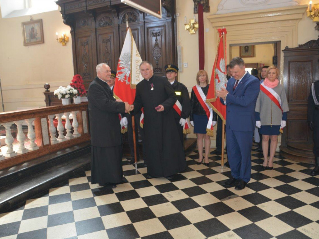 Ksiądz Andrzej Kieliszek, odznaczony Srebrnym Krzyżem Zasługi
