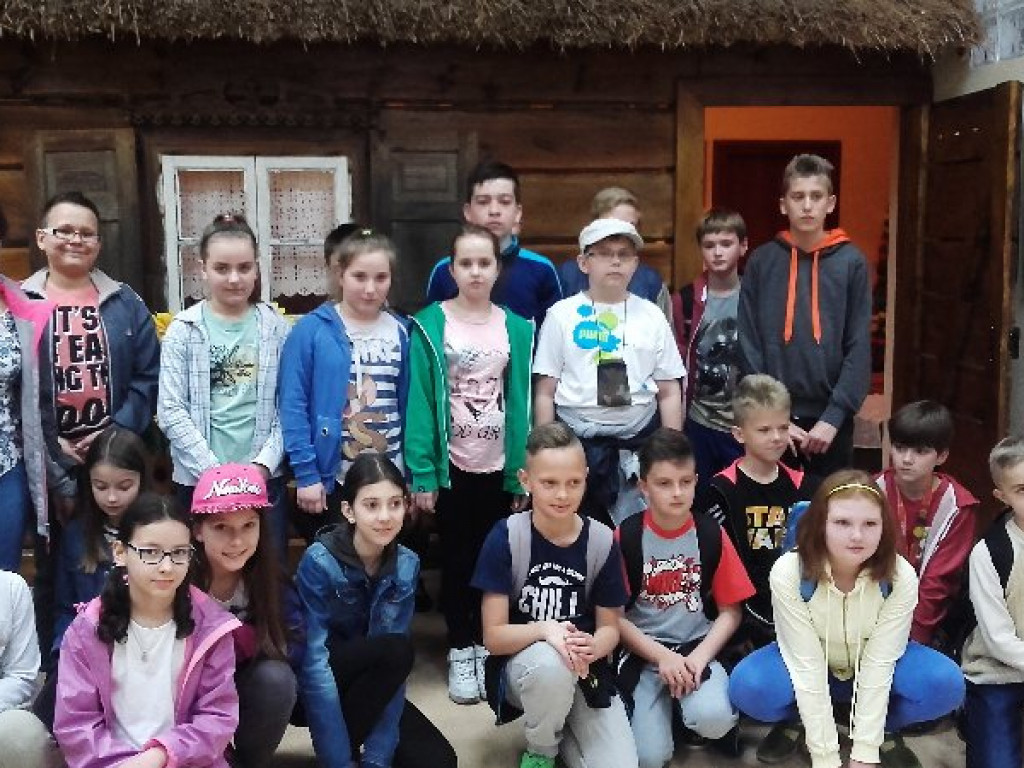 Uczniowie Szkoły Podstawowej Nr 1 na wycieczce w roku Sienkiewicza
