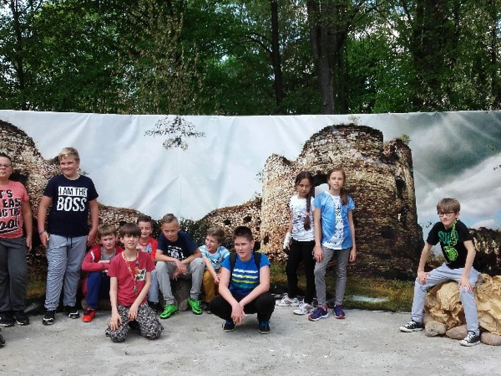 Uczniowie Szkoły Podstawowej Nr 1 na wycieczce w roku Sienkiewicza