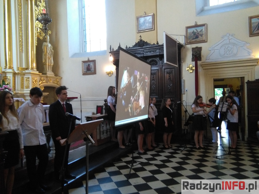 Rocznica nadania Gimnazjum Nr 1 imienia Orląt oraz liryczny pokłon matkom