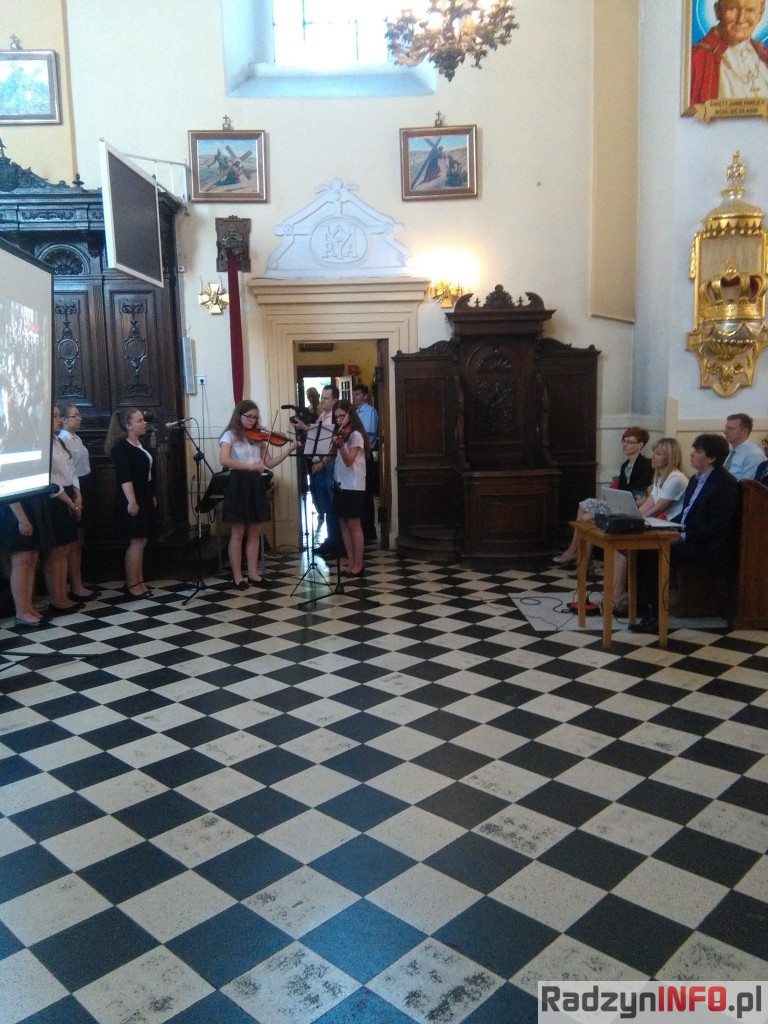 Rocznica nadania Gimnazjum Nr 1 imienia Orląt oraz liryczny pokłon matkom
