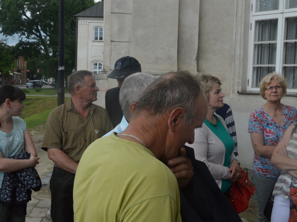 Radzyniacy oczekiwali i witali prezydenta RP na dziedzińcu pałacowym