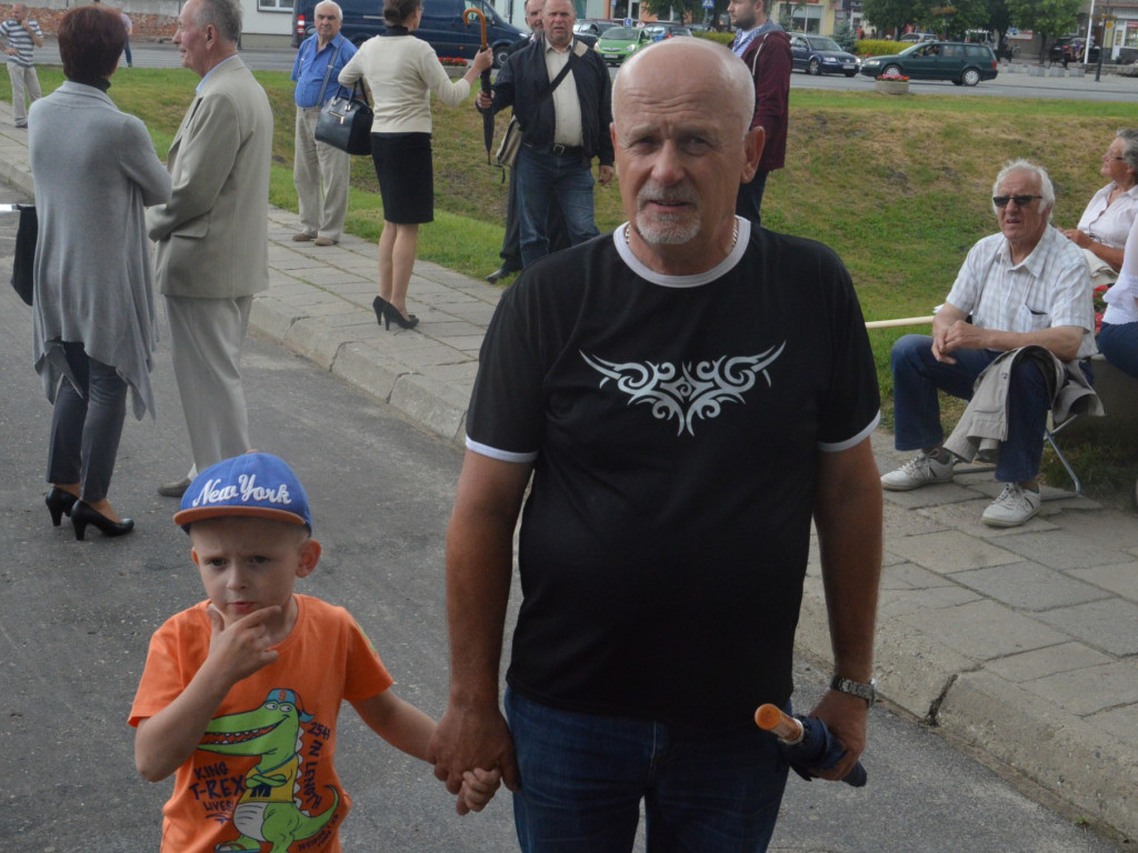 Radzyniacy oczekiwali i witali prezydenta RP na dziedzińcu pałacowym